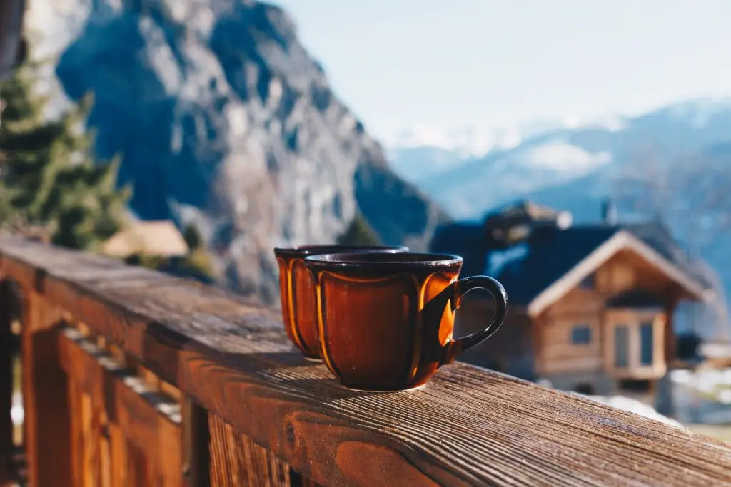 Cups,Of,Hot,Coffee,Or,Tea,Standing,Outdoor,In,Winter