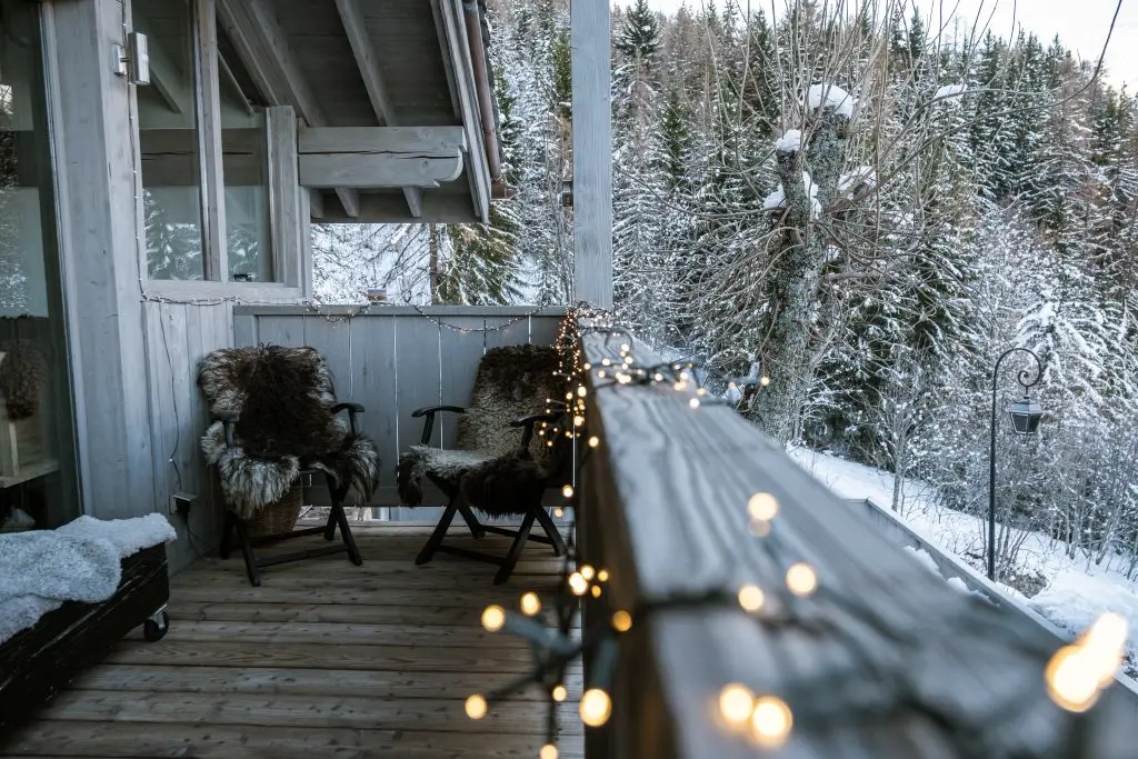 A cozy cabin in the middle of magical winter scenery in Sainte-Foy-Tarentaise, French Alps